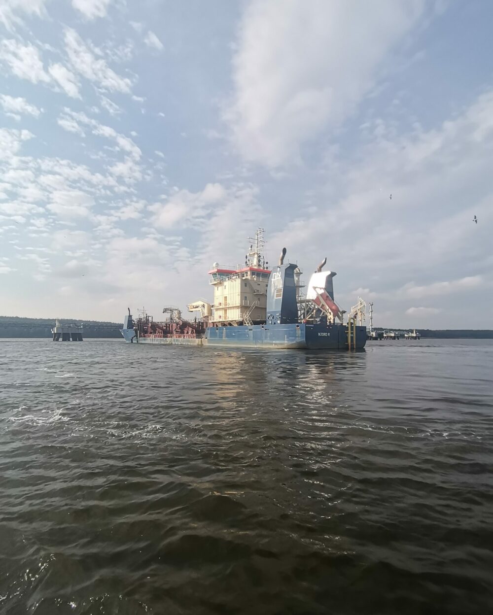 Klaipėdos uoste ties SGD terminalu atliekami akvatorijos valymo darbai
