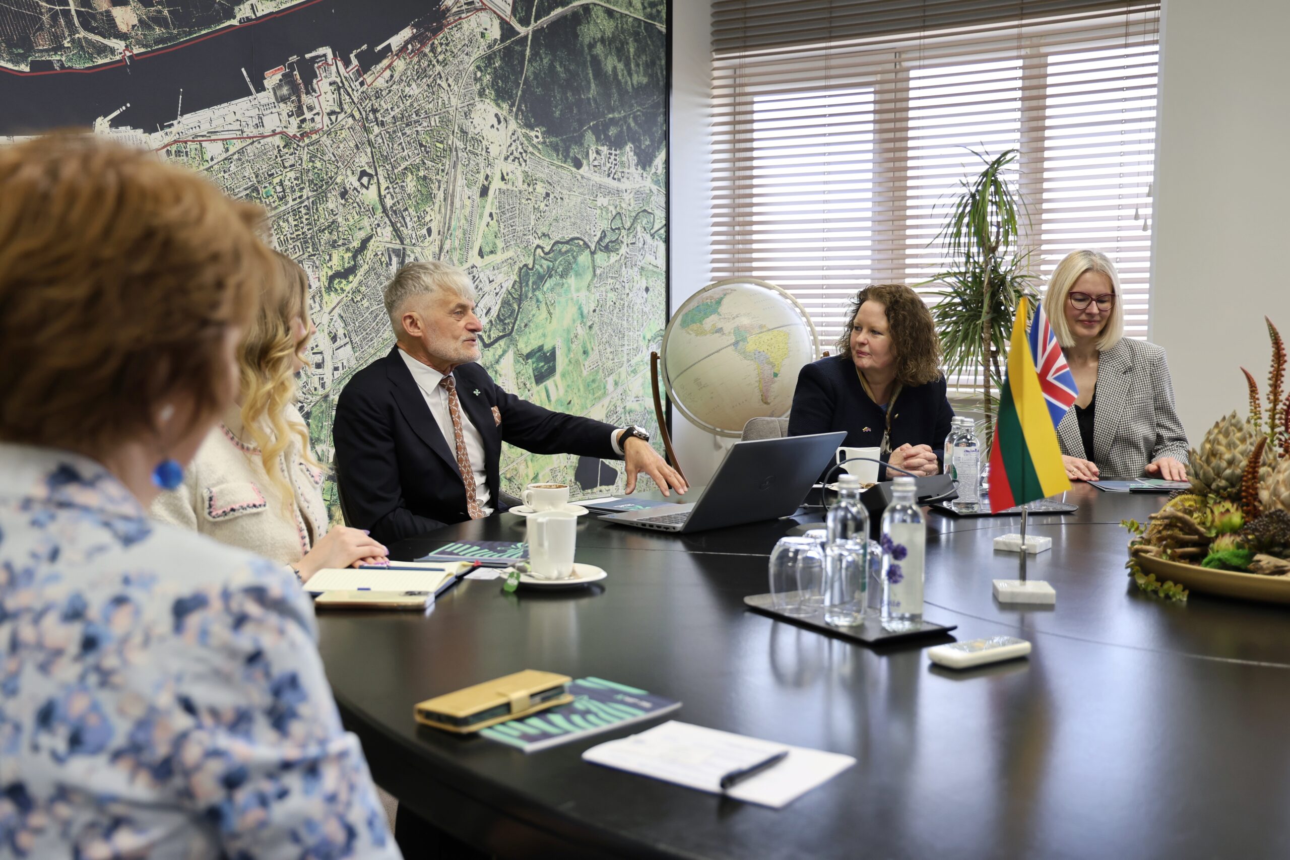 Jungtinės Karalystės ambasadorės vizitas Klaipėdos uoste: dėmesys bendradarbiavimui ir ateities planams