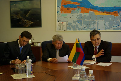 Klaipėdos uoste lankėsi Kazachstano Respublikos ambasadorius Galymžanas Koišybajevas ir jo vadovauja...