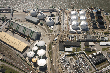 The contract agreement on reconstruction of quays No. 8 and No 9 was signed