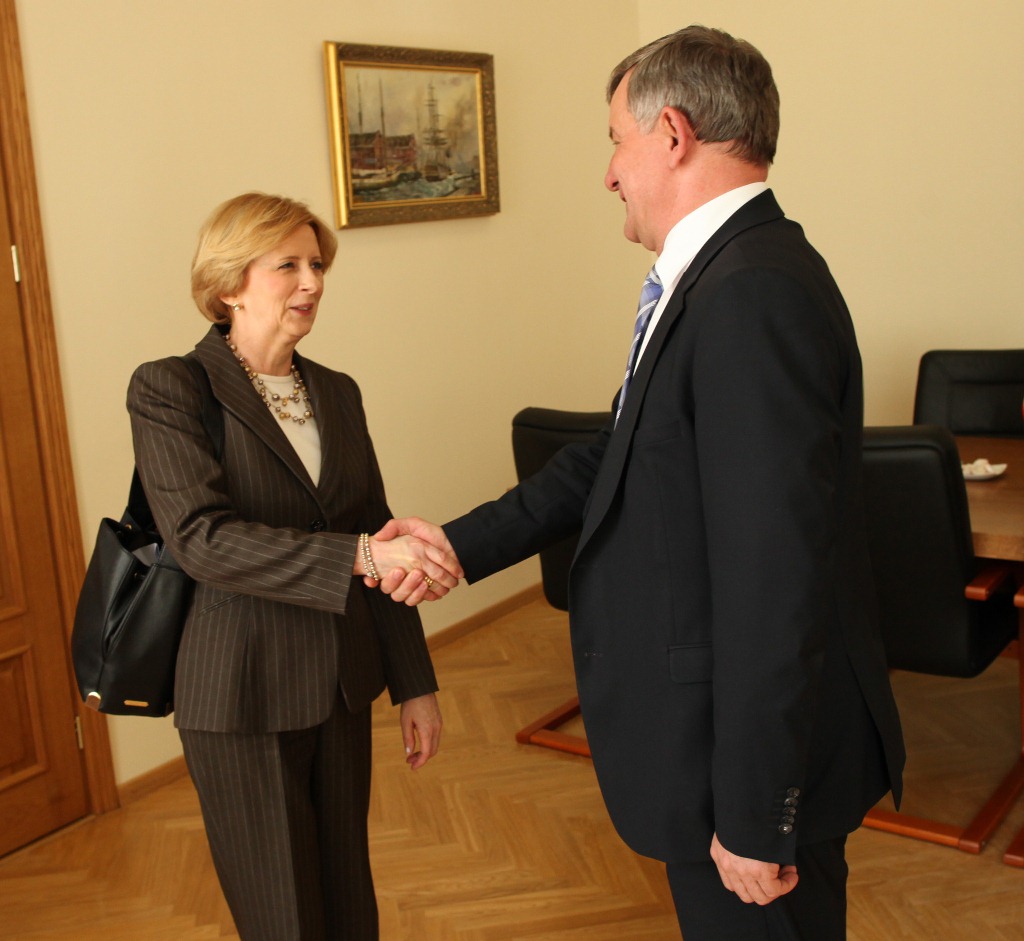 Susisiekimo ministras ir JAV ambasadorė aptarė krovinių per Lietuvą tranzito galimybes