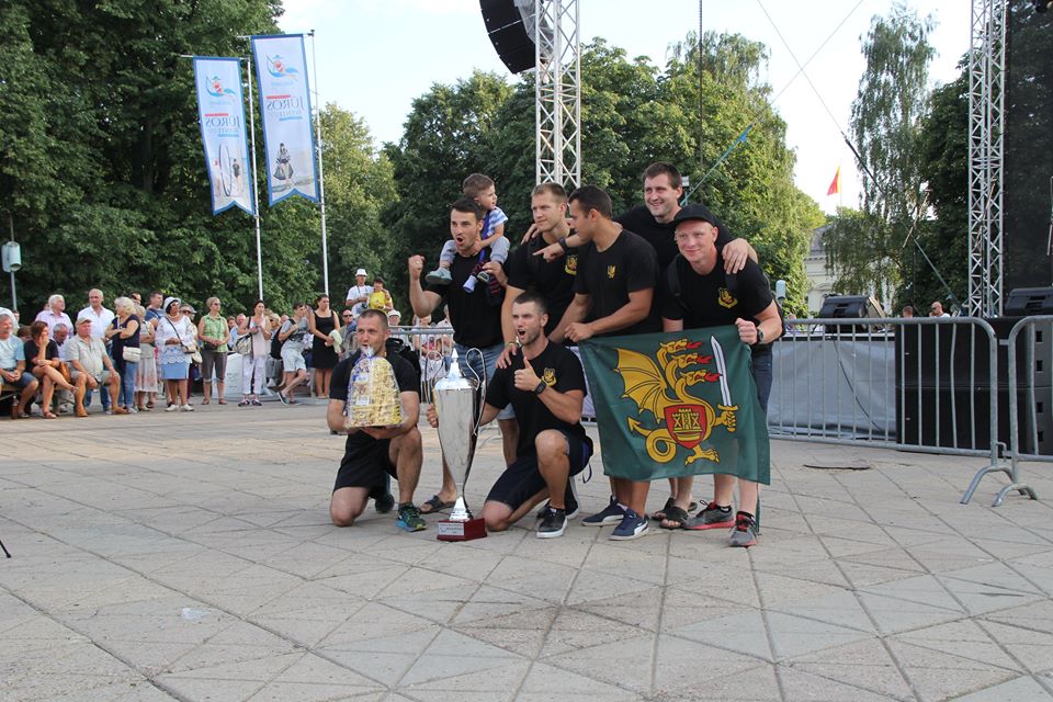 Azartiškas “drakonų” valčių lenktynes laimėjo kariškių komanda