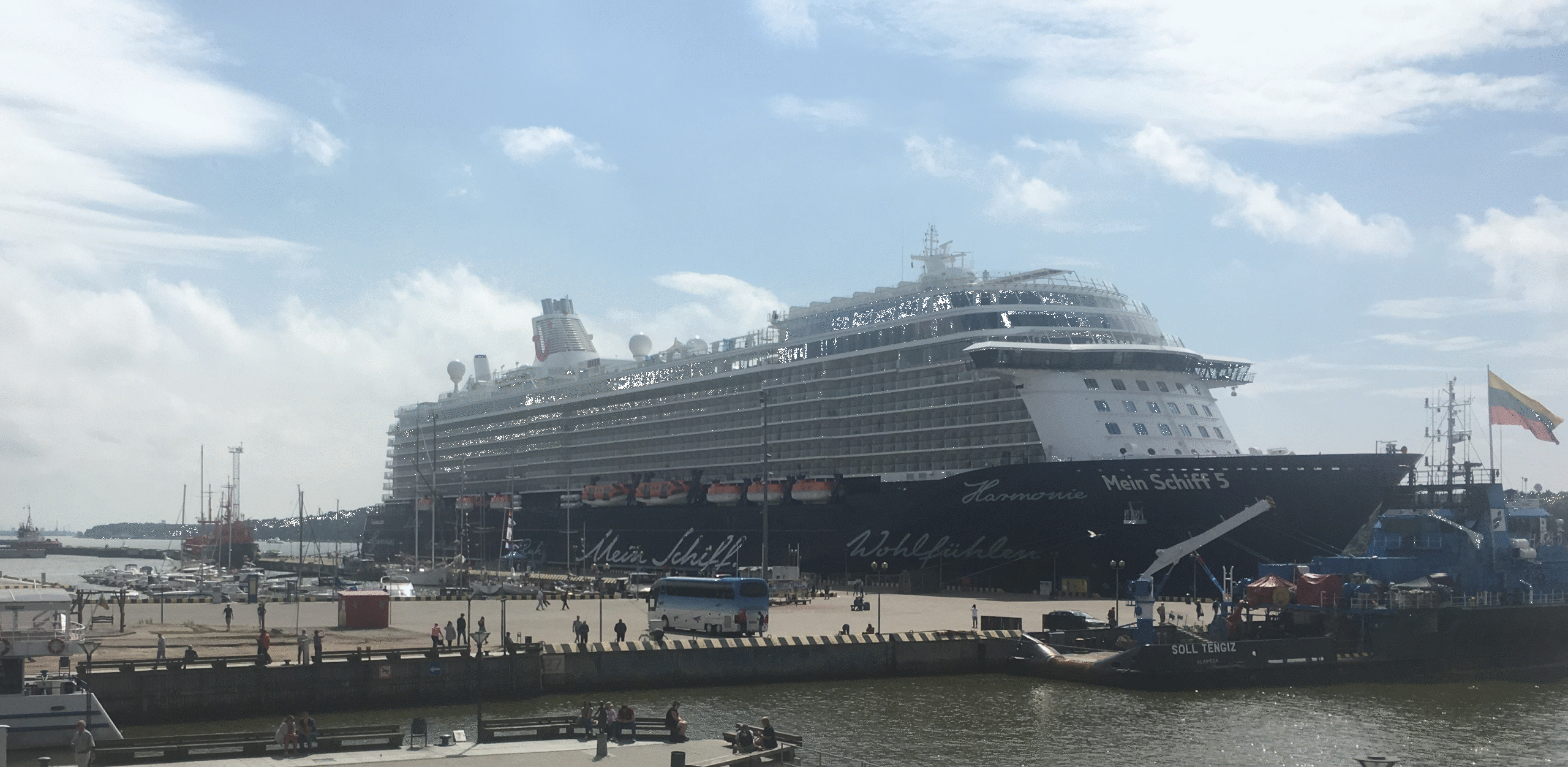 Klaipėdos uoste vieši šiemet į vandenį nuleistas kruizas „Mein Schiff 5”